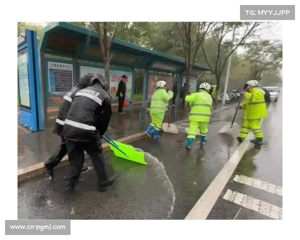 深圳赛场暴雨侵袭 草皮维护工连夜奋战抢险积水 深圳赛场暴雨侵袭 草皮维护工连夜奋战抢险积水
